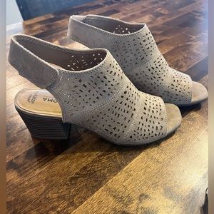 Sonoma Tan sandals with adjustable straps size 9